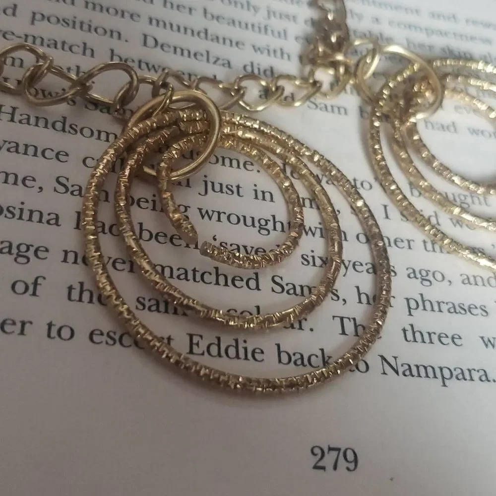 ‎Golden Circle Hooped Rings Necklace